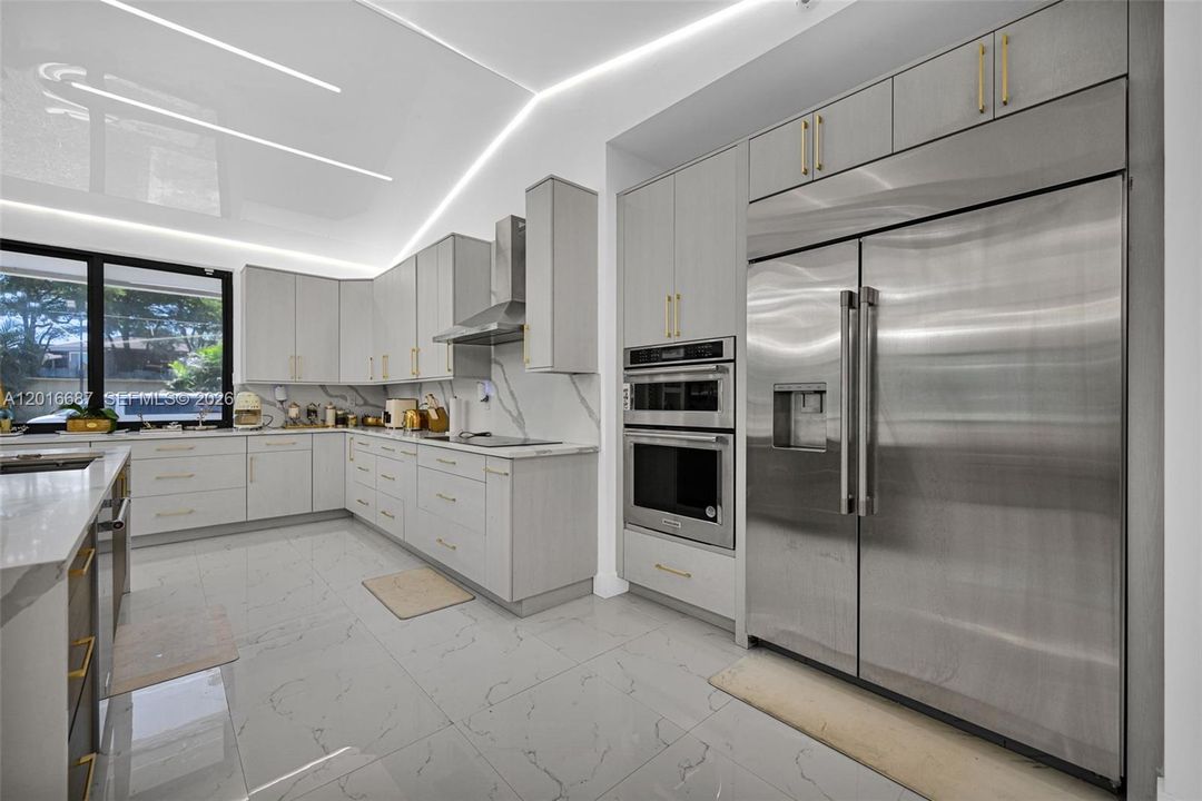 На продажу: $2,799,999 (5 спален, 2 ванн, 4396 Квадратных фут)