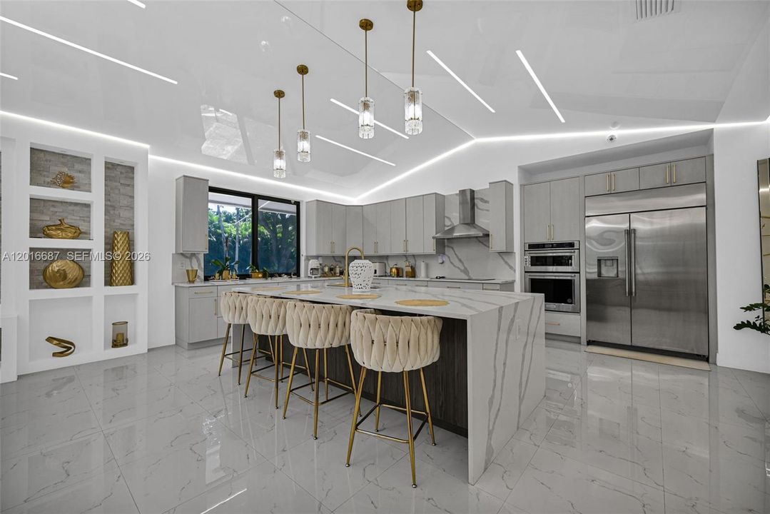 На продажу: $2,799,999 (5 спален, 2 ванн, 4396 Квадратных фут)