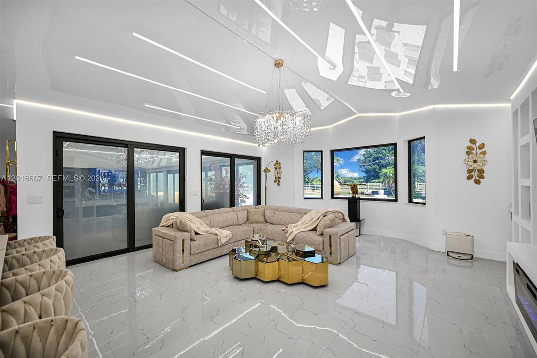 На продажу: $2,799,999 (5 спален, 2 ванн, 4396 Квадратных фут)