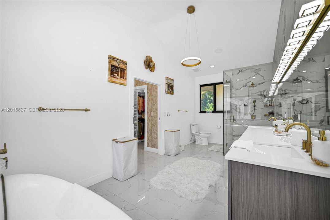 На продажу: $2,799,999 (5 спален, 2 ванн, 4396 Квадратных фут)