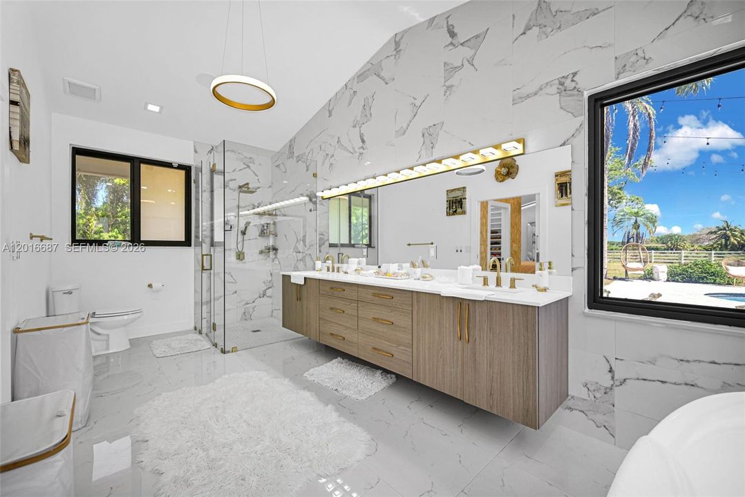 На продажу: $2,799,999 (5 спален, 2 ванн, 4396 Квадратных фут)