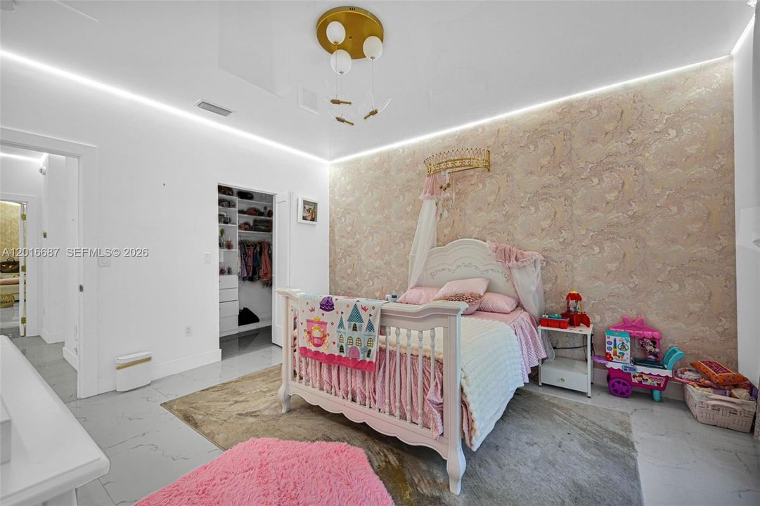 На продажу: $2,799,999 (5 спален, 2 ванн, 4396 Квадратных фут)