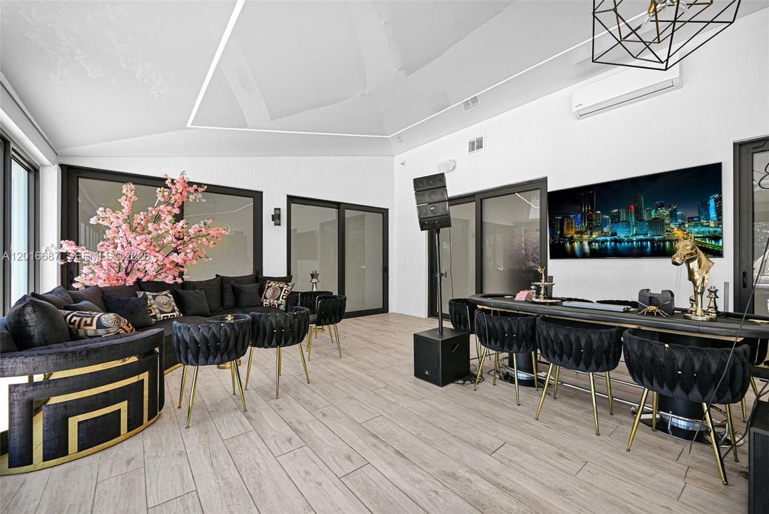На продажу: $2,799,999 (5 спален, 2 ванн, 4396 Квадратных фут)