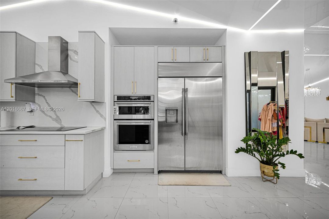 На продажу: $2,799,999 (5 спален, 2 ванн, 4396 Квадратных фут)