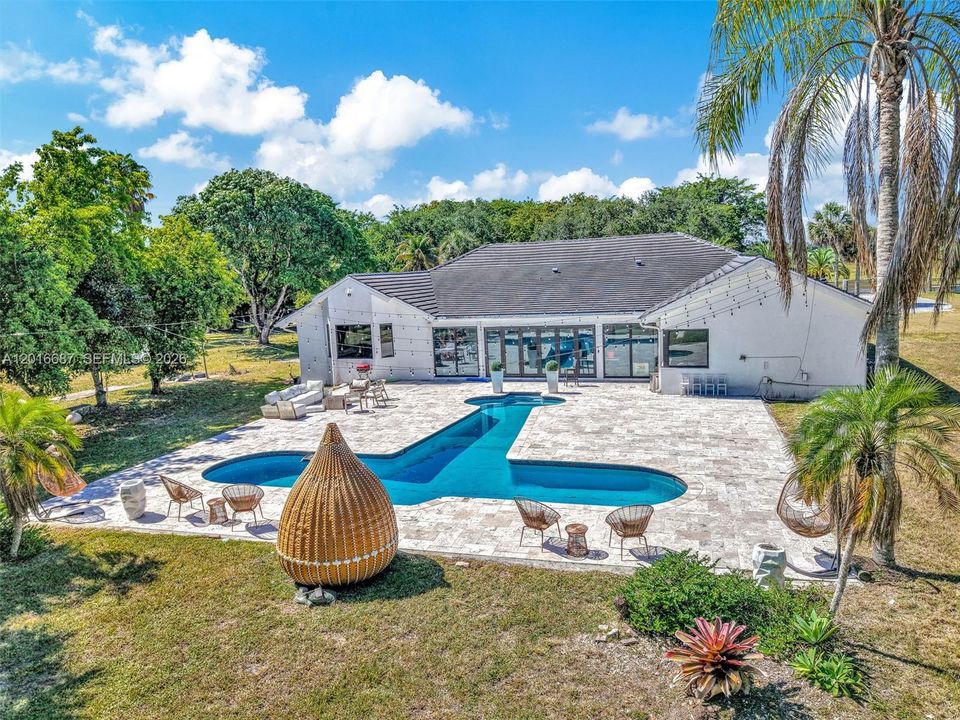 На продажу: $2,799,999 (5 спален, 2 ванн, 4396 Квадратных фут)