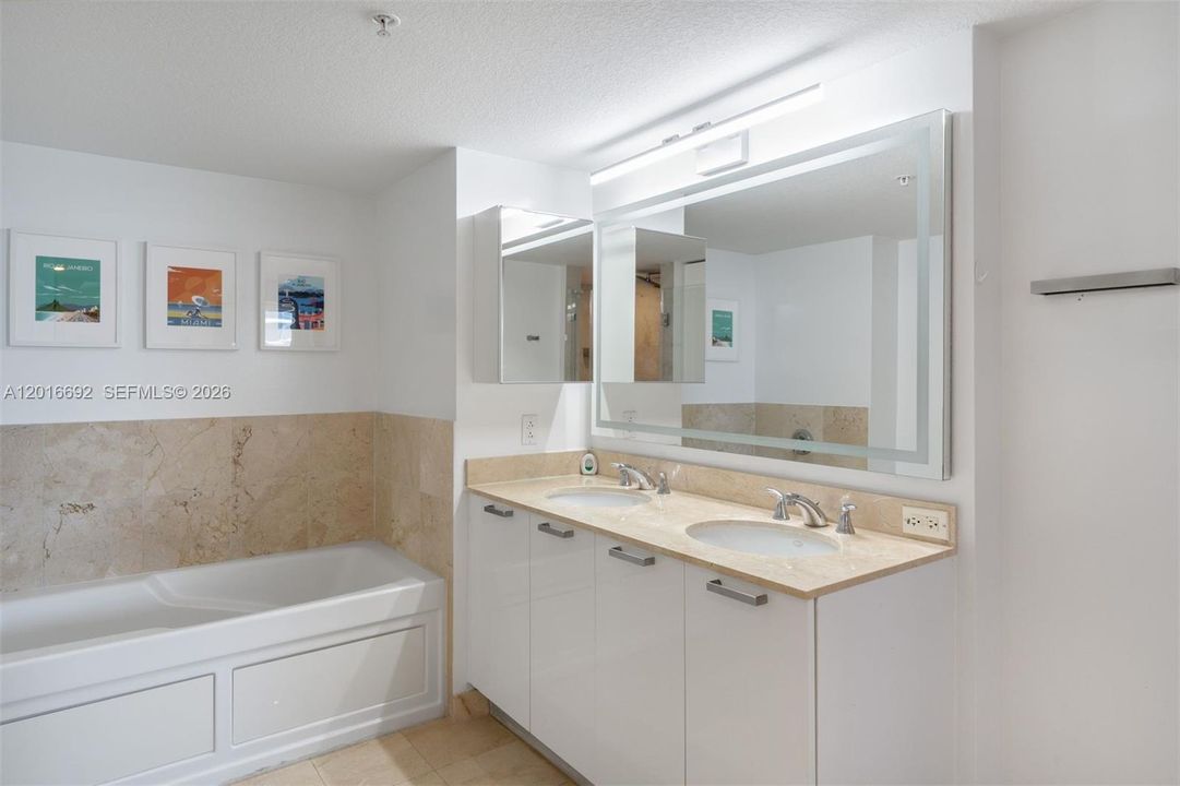 Active With Contract: $3,750 (1 beds, 1 baths, 1095 Square Feet)