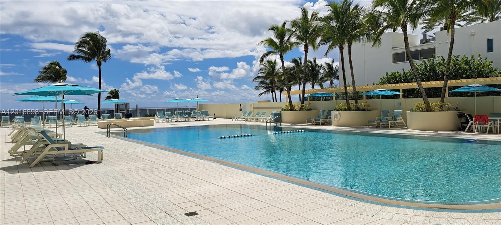 En Venta: $285,000 (0 camas, 1 baños, 590 Pies cuadrados)