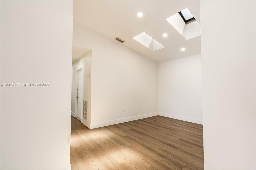 Activo con contrato: $3,300 (3 camas, 2 baños, 1468 Pies cuadrados)