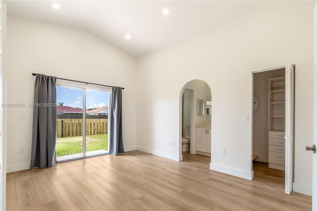 Activo con contrato: $3,300 (3 camas, 2 baños, 1468 Pies cuadrados)