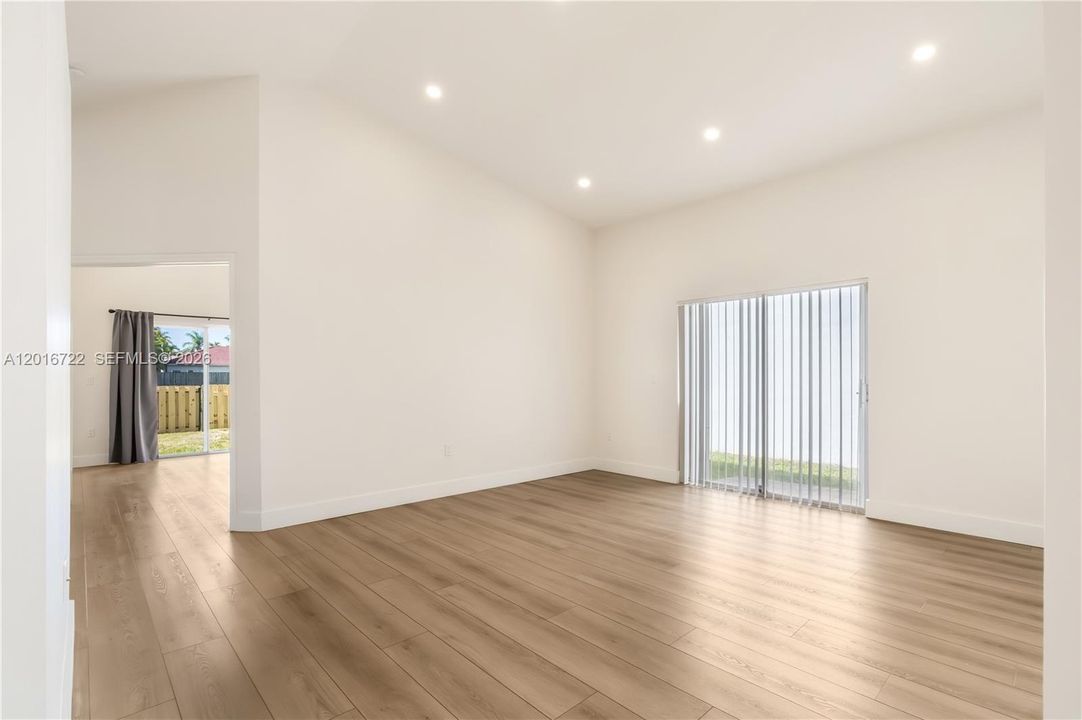 Activo con contrato: $3,300 (3 camas, 2 baños, 1468 Pies cuadrados)
