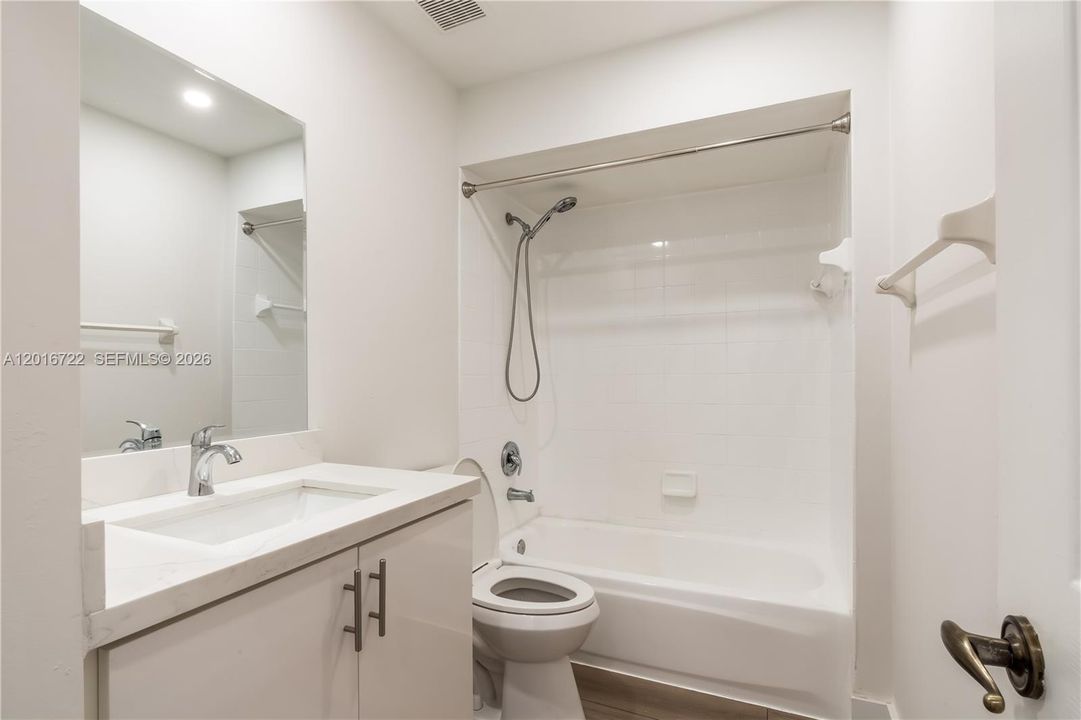 Activo con contrato: $3,300 (3 camas, 2 baños, 1468 Pies cuadrados)