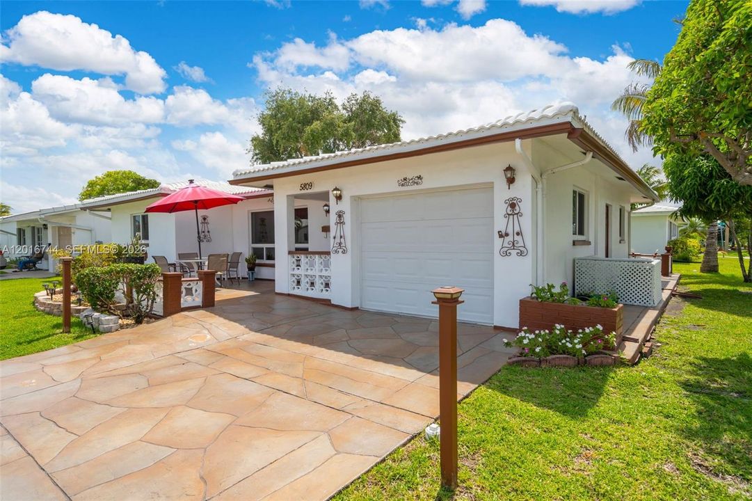 For Sale: $335,000 (2 beds, 2 baths, 1554 Square Feet)