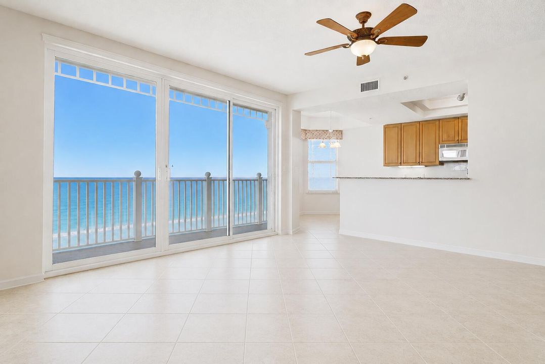 STAGED GREAT ROOM WITH NO FURNITURE