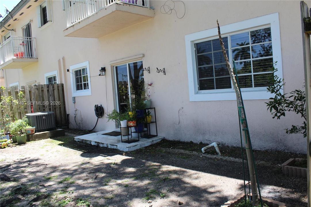 Activo con contrato: $2,250 (3 camas, 2 baños, 1221 Pies cuadrados)