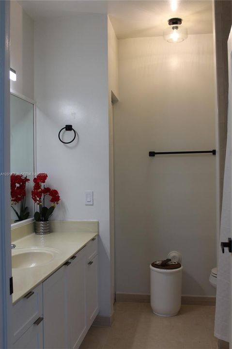 Activo con contrato: $2,250 (3 camas, 2 baños, 1221 Pies cuadrados)