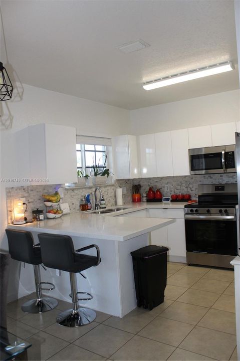 Activo con contrato: $2,250 (3 camas, 2 baños, 1221 Pies cuadrados)