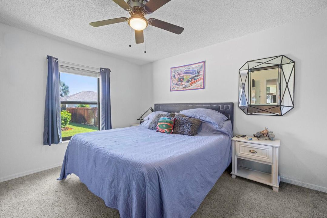 686 SW Hoffenberg Dr-019