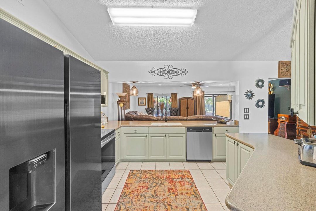 686 SW Hoffenberg Dr-011
