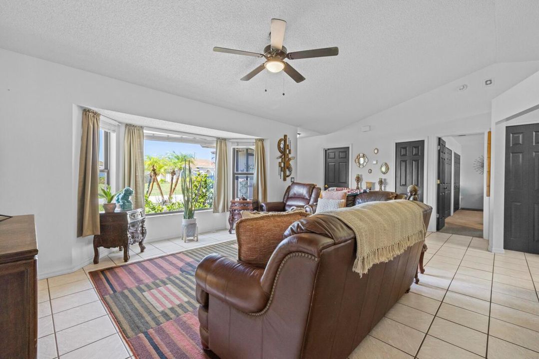 686 SW Hoffenberg Dr-006