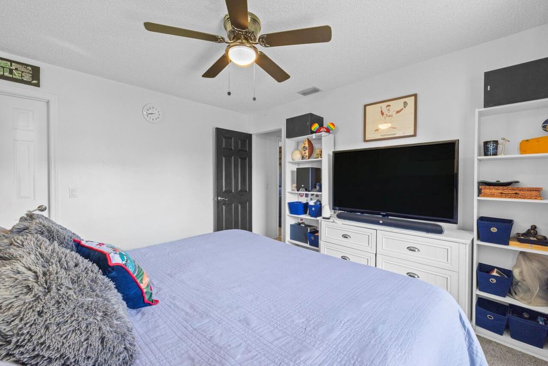 686 SW Hoffenberg Dr-018