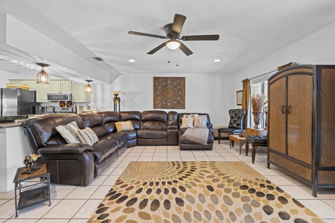 686 SW Hoffenberg Dr-022