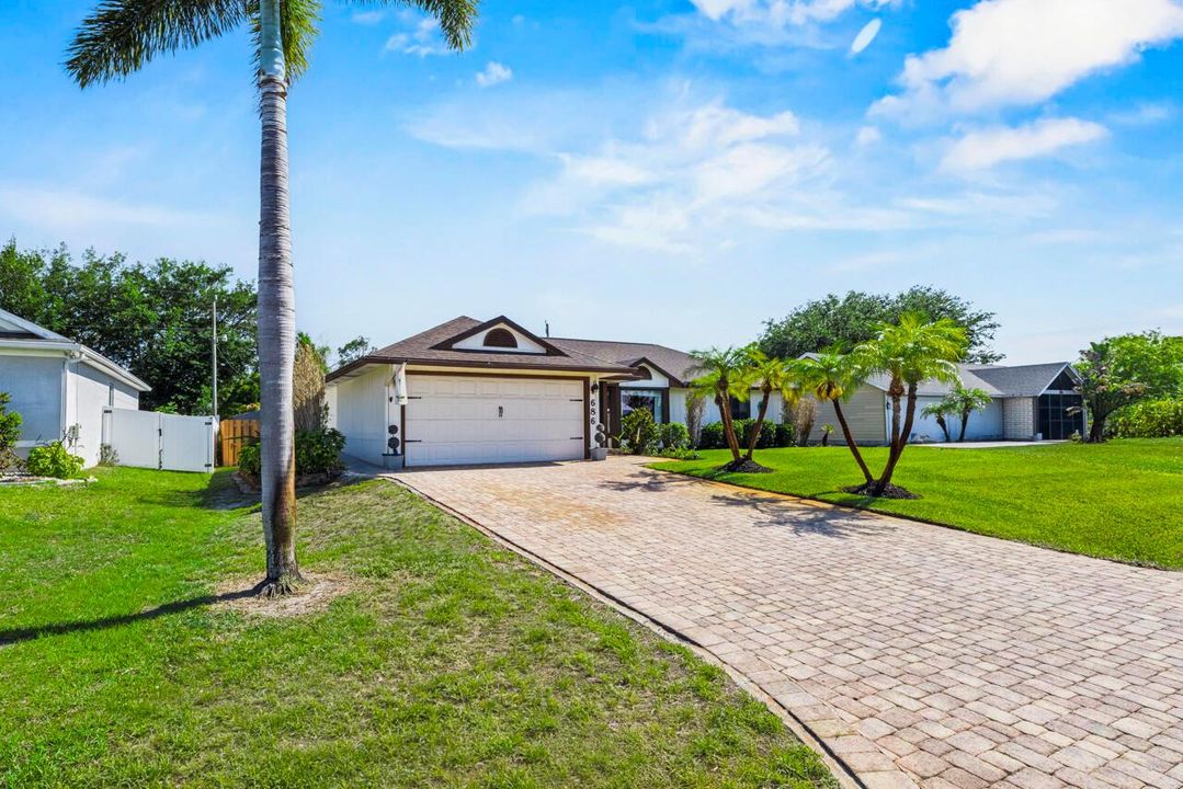 686 SW Hoffenberg Dr-001