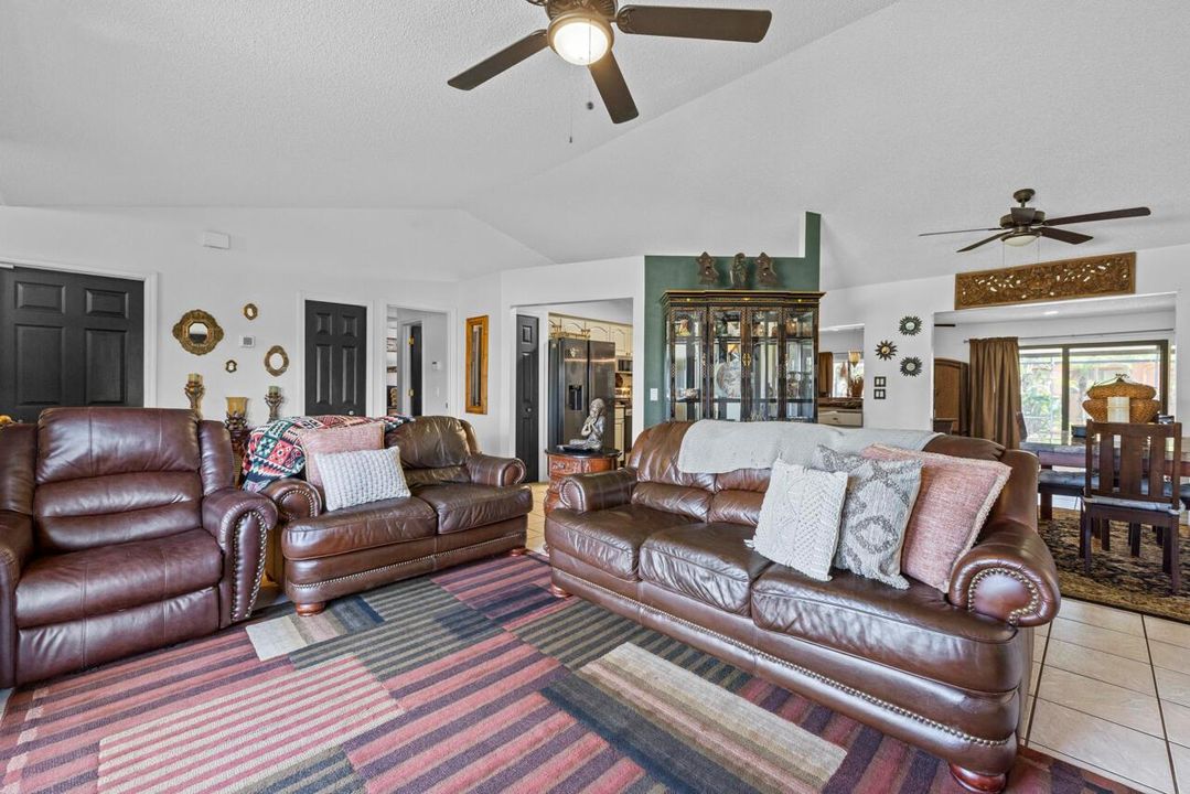 686 SW Hoffenberg Dr-007