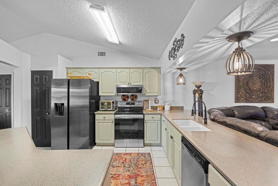 686 SW Hoffenberg Dr-014
