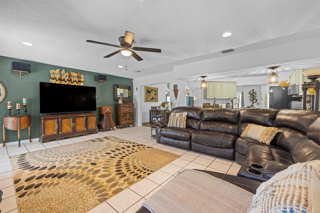 686 SW Hoffenberg Dr-015