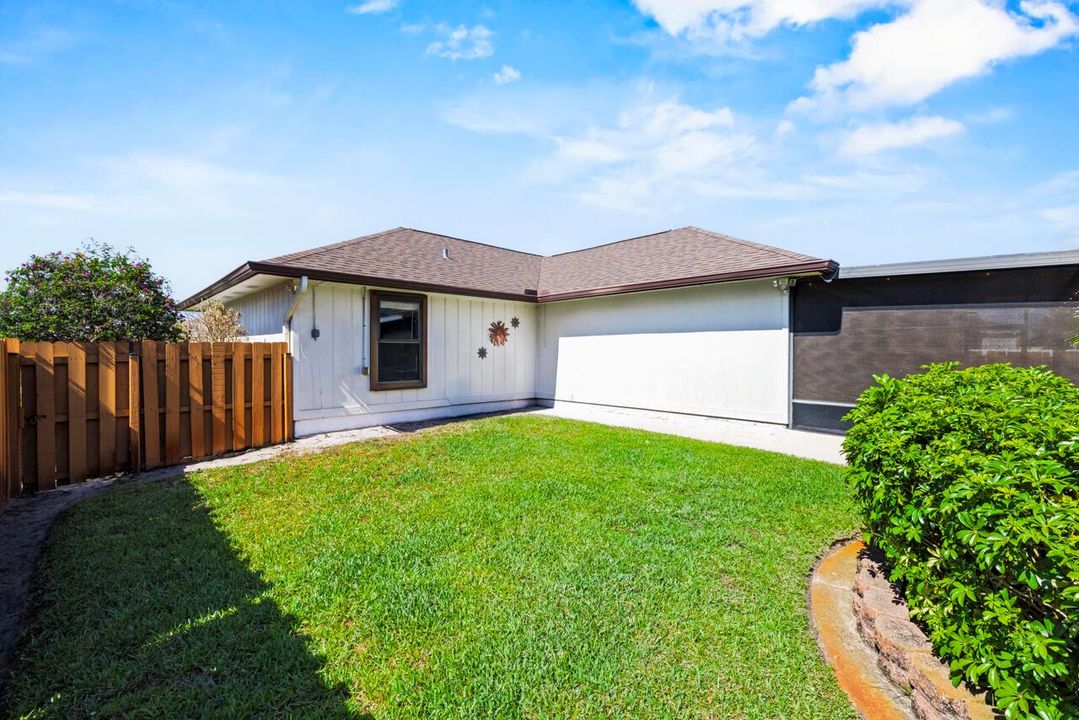 686 SW Hoffenberg Dr-034
