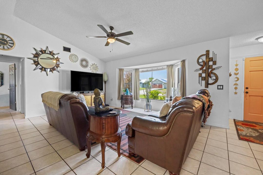 686 SW Hoffenberg Dr-005