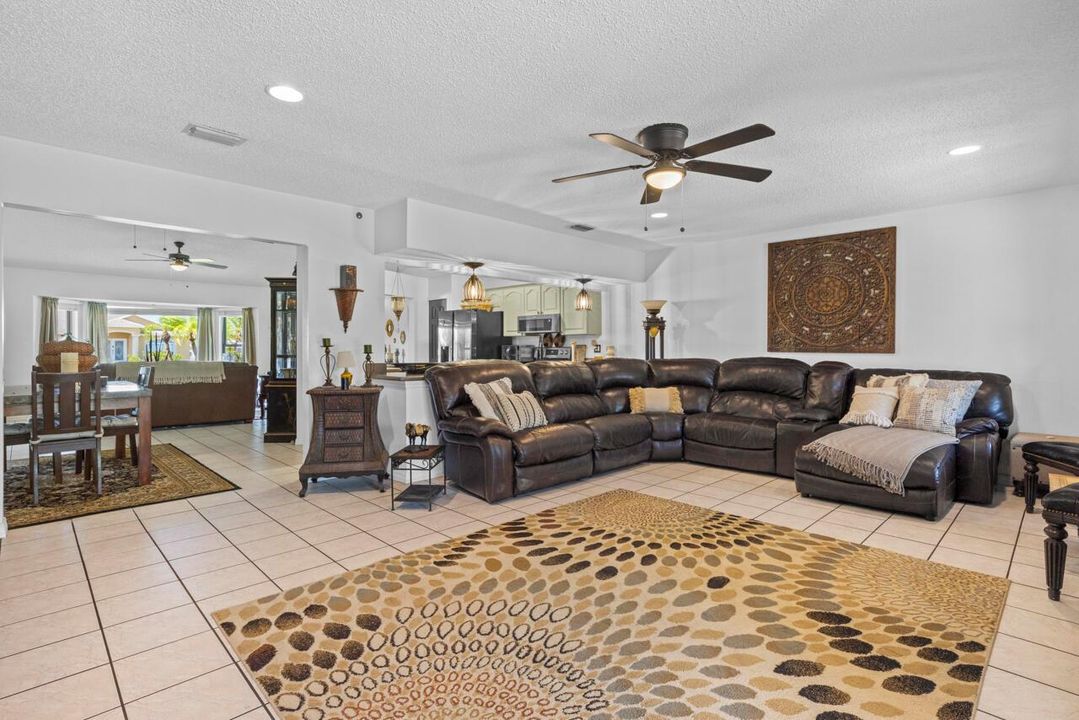 686 SW Hoffenberg Dr-016