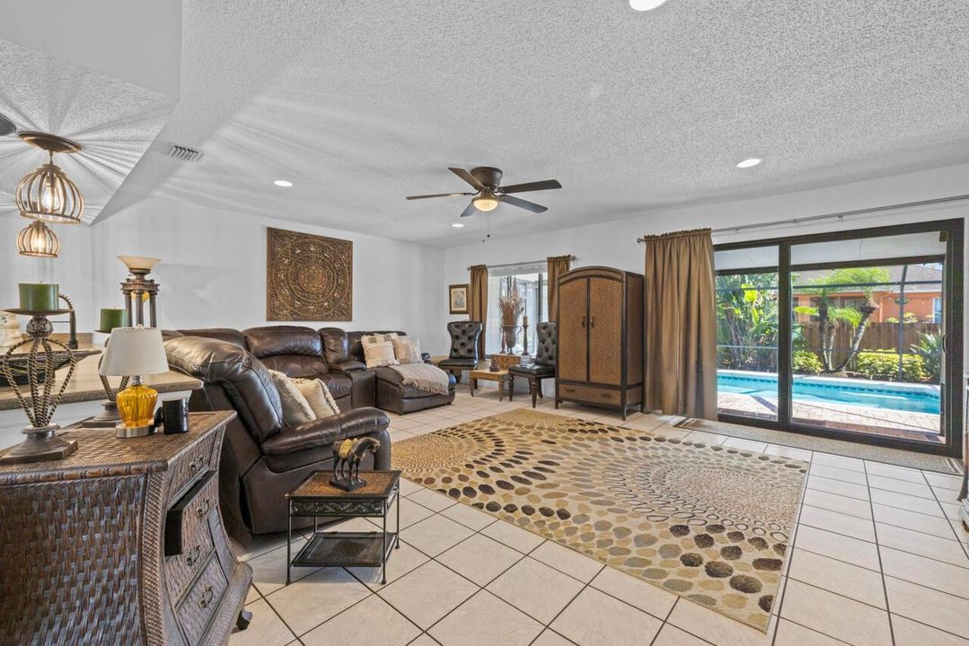 686 SW Hoffenberg Dr-024