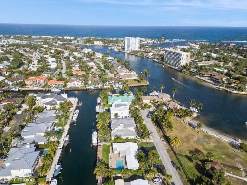 31_2433NE24thSt_181004_AerialView_Small
