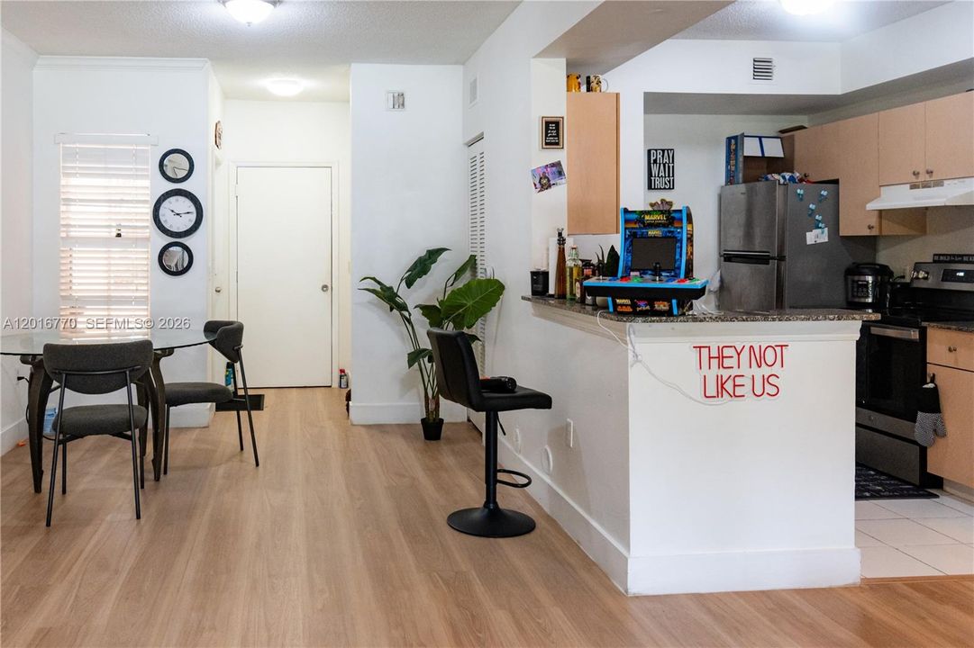 For Sale: $275,000 (1 beds, 1 baths, 850 Square Feet)