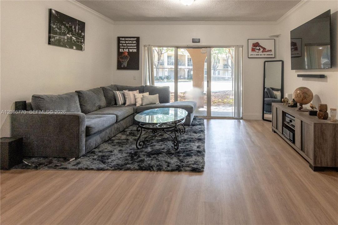 For Sale: $275,000 (1 beds, 1 baths, 850 Square Feet)