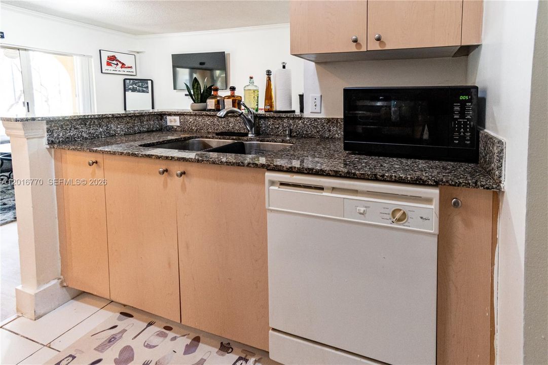 For Sale: $275,000 (1 beds, 1 baths, 850 Square Feet)
