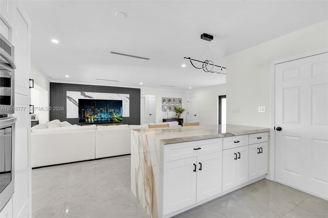 En Venta: $1,100,000 (4 camas, 3 baños, 2374 Pies cuadrados)