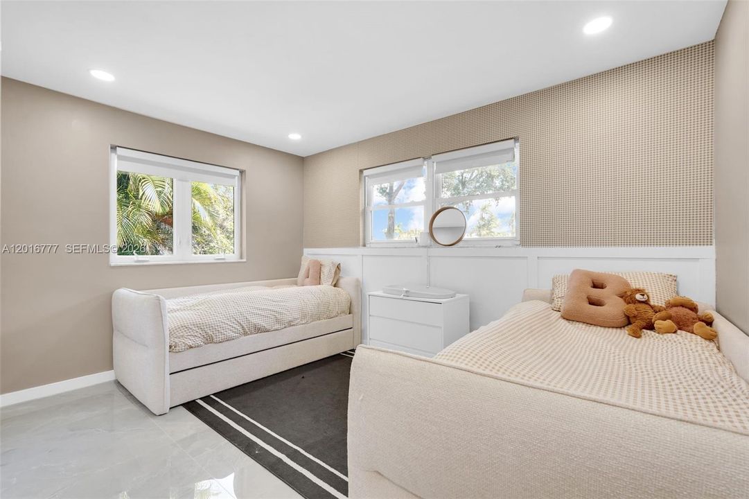 En Venta: $1,100,000 (4 camas, 3 baños, 2374 Pies cuadrados)
