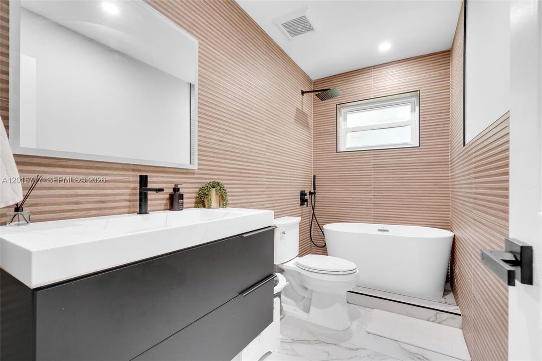 En Venta: $1,100,000 (4 camas, 3 baños, 2374 Pies cuadrados)