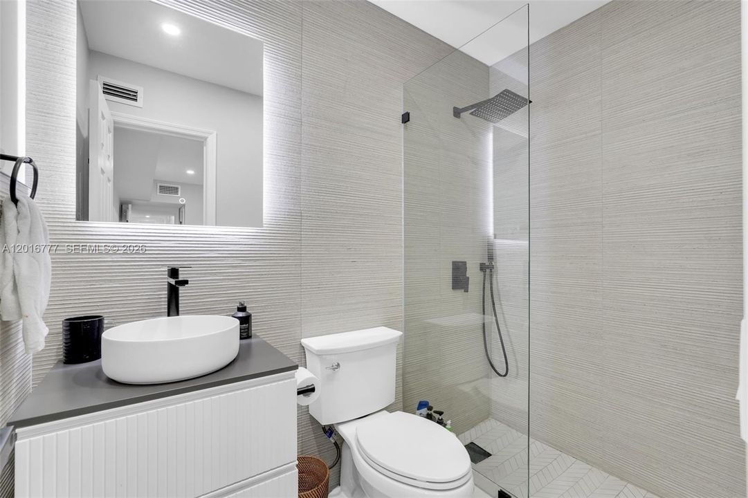 En Venta: $1,100,000 (4 camas, 3 baños, 2374 Pies cuadrados)