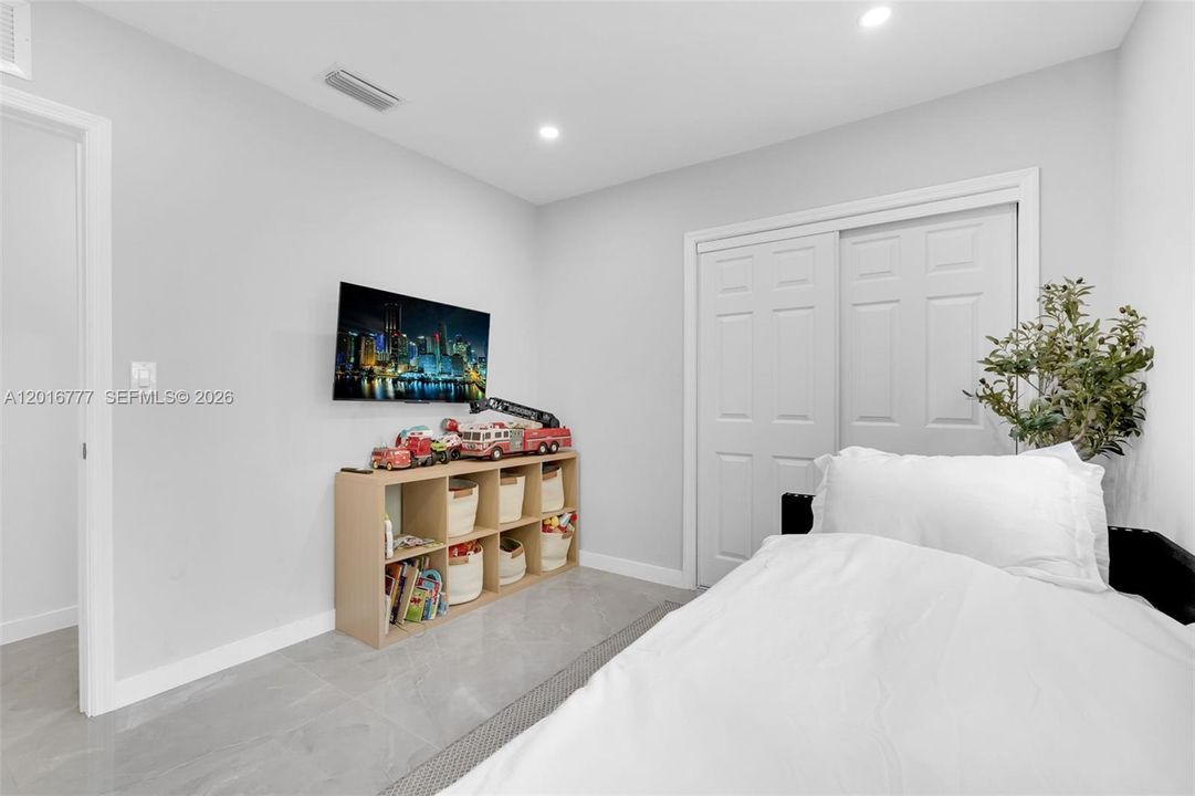 En Venta: $1,100,000 (4 camas, 3 baños, 2374 Pies cuadrados)