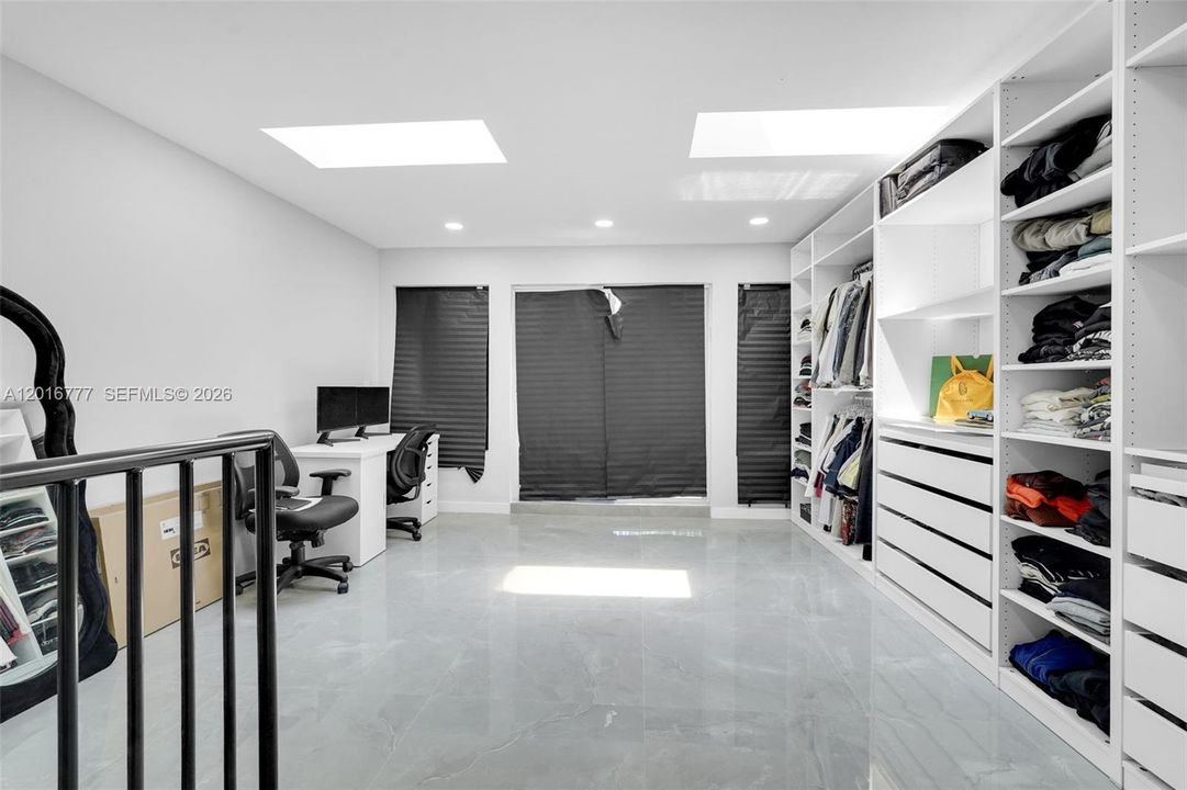 En Venta: $1,100,000 (4 camas, 3 baños, 2374 Pies cuadrados)