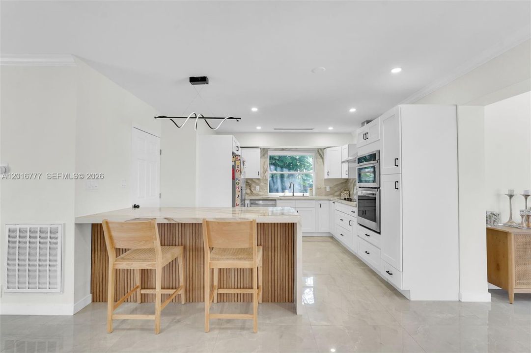 En Venta: $1,100,000 (4 camas, 3 baños, 2374 Pies cuadrados)