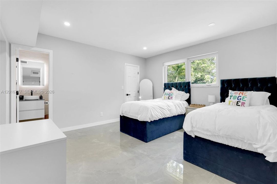 En Venta: $1,100,000 (4 camas, 3 baños, 2374 Pies cuadrados)