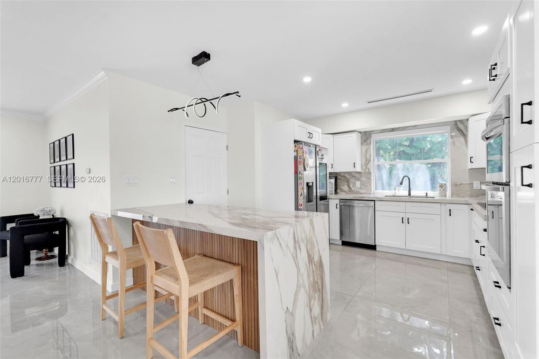 En Venta: $1,100,000 (4 camas, 3 baños, 2374 Pies cuadrados)