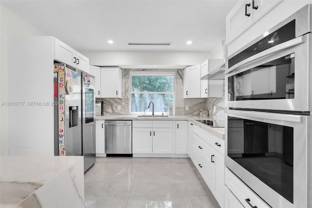 En Venta: $1,100,000 (4 camas, 3 baños, 2374 Pies cuadrados)