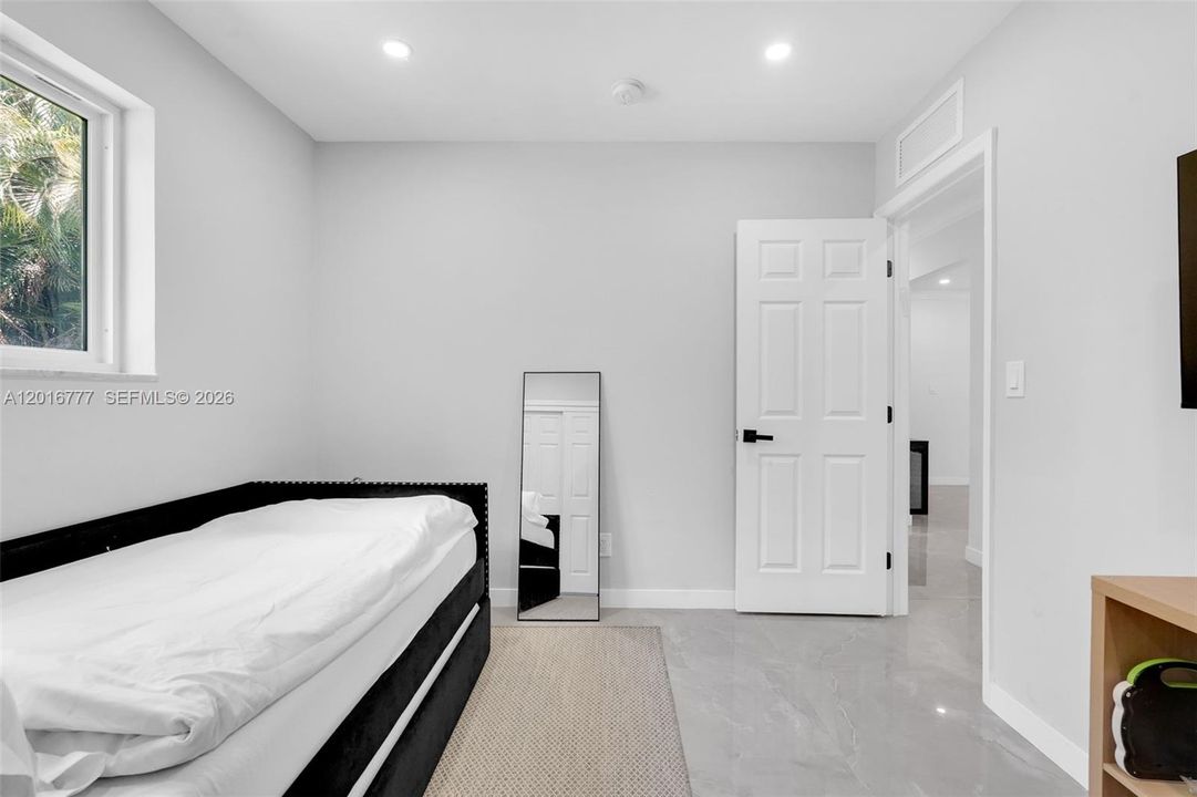 En Venta: $1,100,000 (4 camas, 3 baños, 2374 Pies cuadrados)