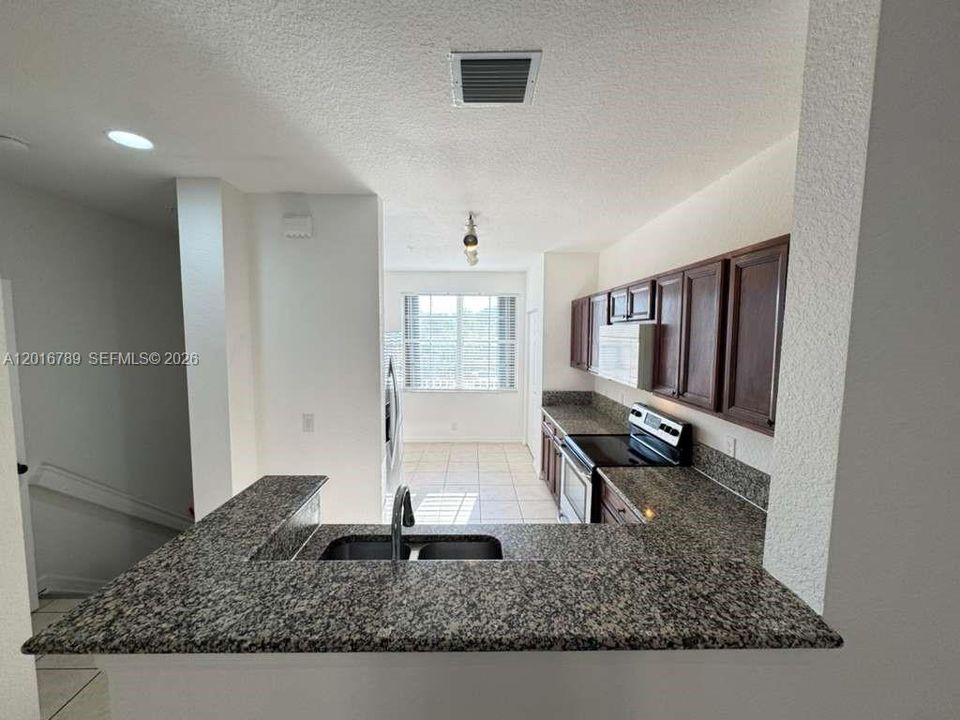 For Rent: $2,500 (3 beds, 3 baths, 1601 Square Feet)