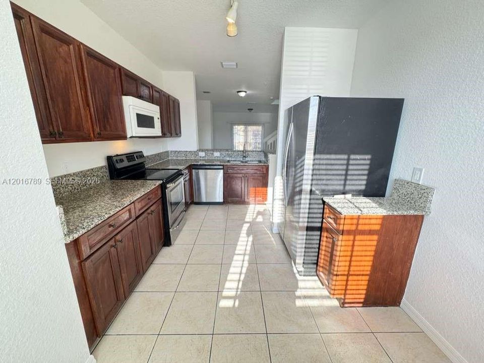 For Rent: $2,500 (3 beds, 3 baths, 1601 Square Feet)